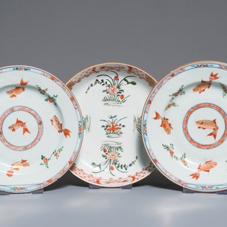 Drie Chinese famille verte borden met karpers en floraal decor, Kangxi