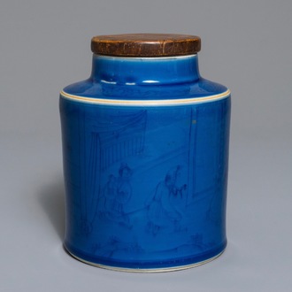 Een Chinese monochrome blauwe theebus met met onderglazuur decor, Kangxi