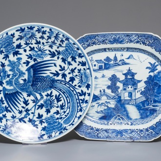 Een Chinese blauwwitte schotel met een feniks en een onderschotel met een landschap, 19e eeuw en Qianlong