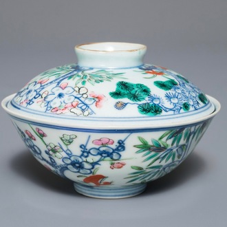 Un bol couvert en porcelaine de Chine famille rose à décor floral, marque de Qianlong, 19/20ème