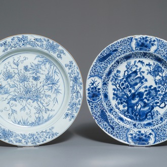 Twee Chinese blauwwitte schotels met floraal decor, Kangxi en Qianlong