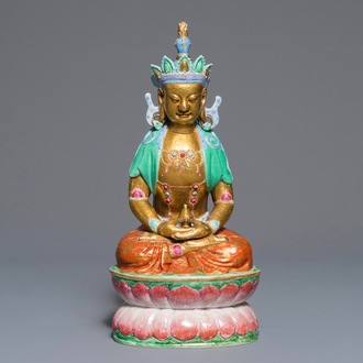 Een Chinese deels vergulde famille rose figuur van Boeddha, 19e eeuw
