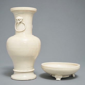 Un vase et un brûle-parfum en porcelaine de Chine crème monochrome, Ming
