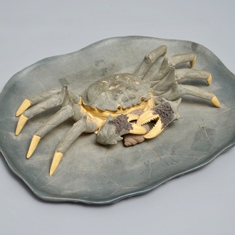 Un modèle d'un crabe sur feuille de lotus en grès de Yixing, Chine, 20ème