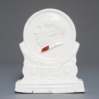 Une plaque sur socle au portrait de Mao Zedong en porcelaine de Chine, 2ème moitié du 20ème