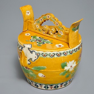 A large Chinese sancai water- or lime pot with floral design, 18/19th C.