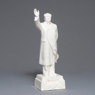 Une grande figure de Mao Zedong saluant sur socle en porcelaine de Chine, marqué, 2ème moitié du 20ème