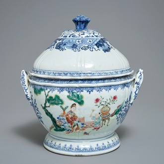 Une terrine couverte en porcelaine de Chine famille rose, Qianlong