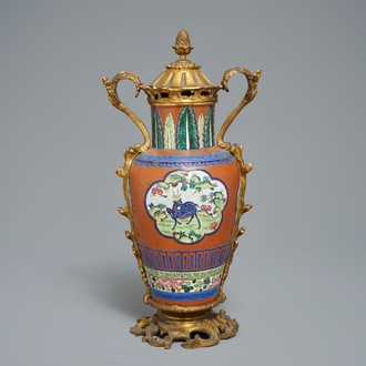 Een Chinese geëmailleerde Yixing vaas met vergulde bronsmontuur, 19e eeuw