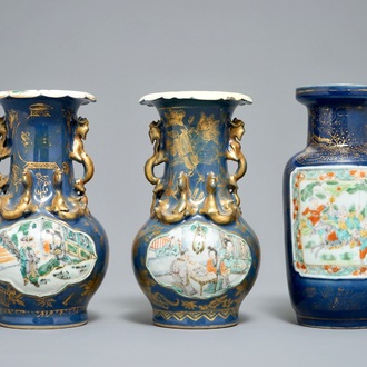 Drie Chinese famille verte vazen op deels vergulde blauwe fondkleur, 19e eeuw