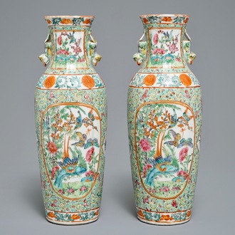 Une paire de vases en porcelaine de Chine famille rose à fond turquoise, 19th C.