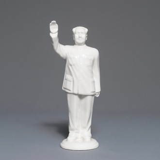 Een grote Chinese figuur van een wuivende Mao Zedong, 2e helft 20e eeuw