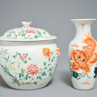 Un bol couvert en porcelaine de Chine famille rose et un vase à décor de lions bouddhistes, 19/20ème