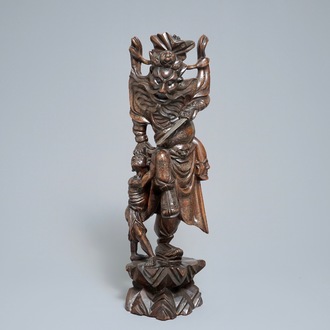 Een grote Chinese met zilver ingelegde houten figuur van Zhong Kui, 19e eeuw