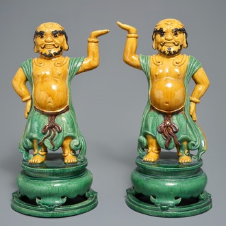Een paar grote Chinese sancai figuren van tempelwachters, 19/20e eeuw