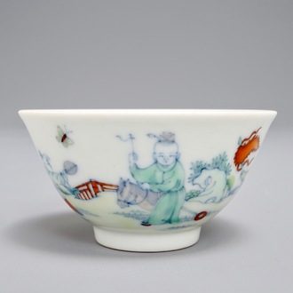 Un bol à thé en porcelaine de Chine doucai à décor de garçons jouants, marque de Yongzheng, 19/20ème