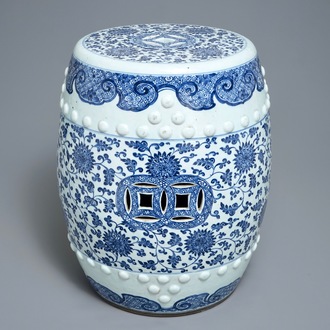 Un tabouret en porcelaine de Chine bleu et blanc aux rinceaux de lotus, Qianlong