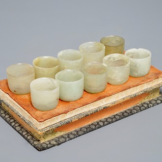 Een set van tien Chinese kopjes in celadon jade, 19/20e eeuw