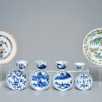 Twee Chinese famille verte en Imari-stijl borden en vier koppen en schotels, Kangxi en later