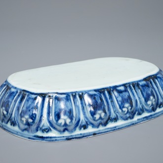 Un socle en forme de trône de lotus en porcelaine de Chine bleu et blanc, marque de Xuande, 19/20ème