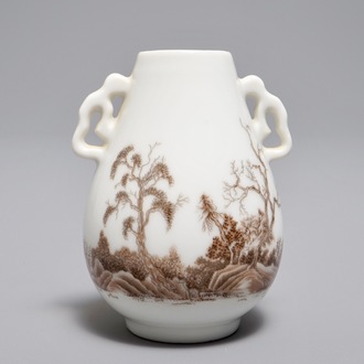 Un vase miniatures de forme hu en porcelaine de Chine grisaille à décor d'un paysage, 19/20ème
