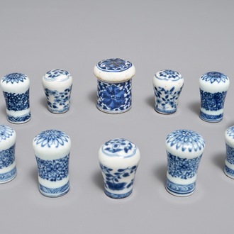 Douze pommeaux de cannes ou boutons pour peintures rouleau en porcelaine de Chine bleu et blanc, 18ème et après