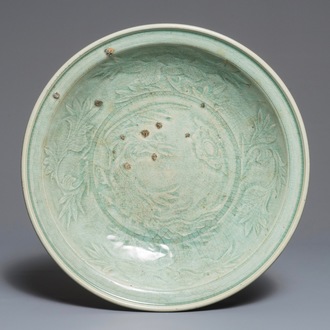 Un plat en porcelaine de Chine qingbai à décor floral incisé, Ming