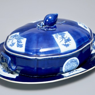 Une terrine couverte sur présentoir en porcelaine de Chine bleu poudré, 19ème