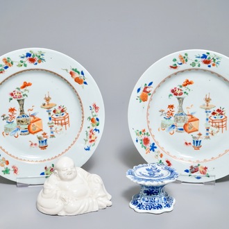 Une paire d'assiettes, un saleron et un Bouddha en porcelaine de Chine, Kangxi et après