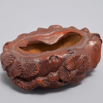 A Chinese carved bamboo brushwasher, 19/20th C.