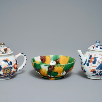 Deux théières en porcelaine de Chine de style Imari et un bol de type épinards et oeuf, Kangxi
