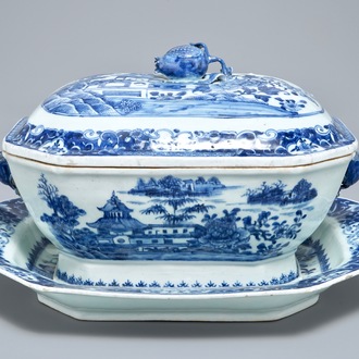 Une terrine couverte sur présentoir en porcelaine de Chine bleu et blanc, Qianlong