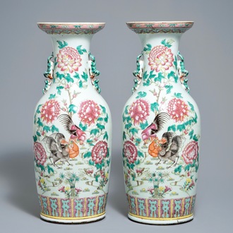 Une paire de vases en porcelaine de Chine famille rose aux oiseaux parmi fleurs, 19ème