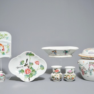 Seven Chinese qianjiang cai and famille rose wares, 19/20th C.
