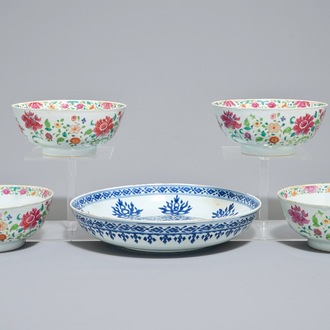 Four Chinese famille rose bowls and a blue and white Islamic market charger, 17/18e eeuw