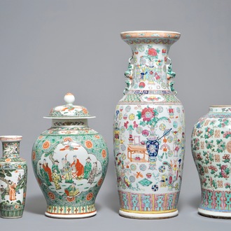 Cinq vases en porcelaine de Chine famille rose et verte, dont une paire, 19ème
