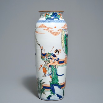 Een Chinese famille verte rouleau vaas met figuren in Kangxi-stijl, 19e eeuw