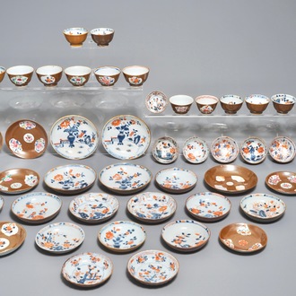 Un lot de 23 tasses et 25 soucoupes en porcelaine de Chine à fond brun capucin, Qianlong