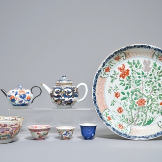 Trois tasses, deux théières, un bol et un plat en porcelaine de Chine famille verte et autre, Kangxi et après