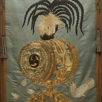 Une broderie en soie figurant un coq sur un tambour o-daiko, Edo ou Meiji, 19ème