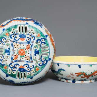 Une boîte couverte de forme ronde en porcelaine de Chine wucai, marque de Wanli, 19ème