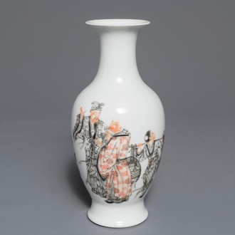 Un vase à décor de figures en porcelaine de Chine grisaille et rouge de fer, République, 20ème