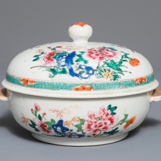 Een ronde Chinese famille rose dekselterrine met floraal decor, Qianlong