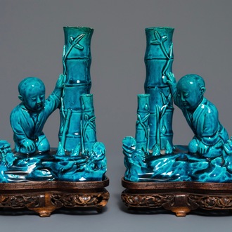 Een paar Chinese turquoise geglazuurde wierrookhouders op houten sokkel, 19e eeuw