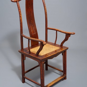 Een Chinese olmen stoel van het type "official's hat" met rieten zitting, 19e eeuw