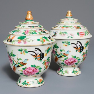 Une paire de bols couverts en porcelaine de Chine famille rose de Canton, 19ème