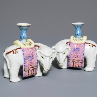 Een paar Chinese famille rose kandelaars in de vorm van olifanten, 19e eeuw