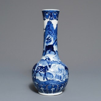 Een Chinese blauwwitte flesvormige vaas met dieren, Xuande merk, 19e eeuw