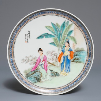 Une assiette en porcelaine de Chine famille rose, marque de Wang Yi Ping, milieu du 20ème