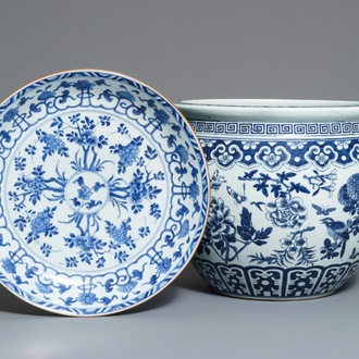 Un plat et un aquarium en porcelaine de Chine bleu et blanc, Kangxi et 19ème